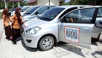 Kedatangan para risers disambut meriah oleh lebih dari 50 murid SD Lamreh.