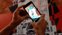 Brian, pemandu kami waktu itu kemudian membuka ponsel dan meng-klik aplikasi Re+Public. Aplikasi tersebut tersedia di Google Play dan App Store (Sastri/detikTravel)