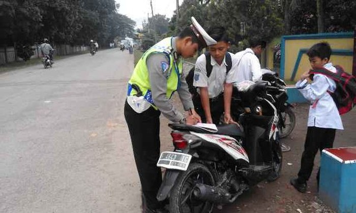 Melihat Operasi Simpatik: Pelajar Bawa Motor Hingga Sopir Angkot Kena Tegur