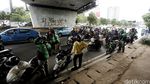 Ketika Pemotor Berteduh di Kolong Jembatan