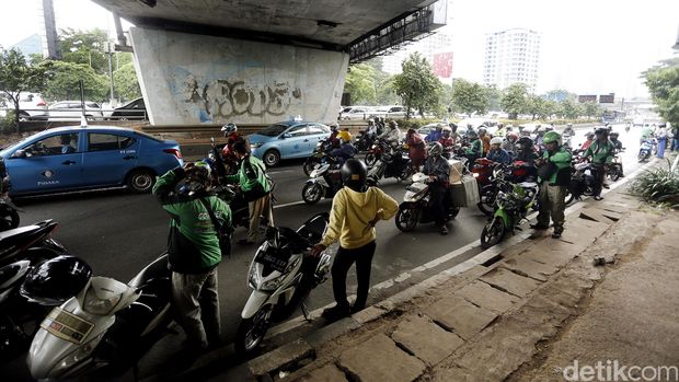 Hujan, motor berteduh di bawah kolong jembatan