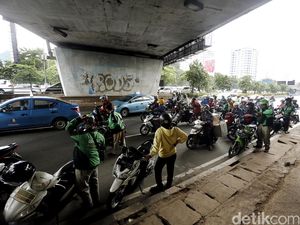 Pemotor Neduh di Kolong Jembatan Bikin Emosi Pengendara Lain