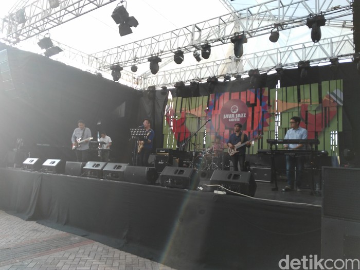 Adera Memukau Buka Java Jazz Hari Pertama