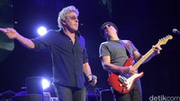 Roger Daltrey dan Pete Townshend tak kehilangan magisnya di atas panggung. Theo Wargo/Getty Images/detikFoto.