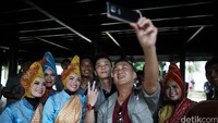Risers selfie dengan para penari.