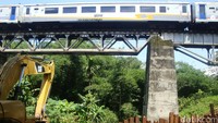 Dalam tahap awal pembangunan double track ini dilaksanakan pembuatan tubuh jalur kereta (roadbed) pada sisi jalur kereta eksisting.
