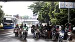 Ketika Pemotor Berteduh di Kolong Jembatan