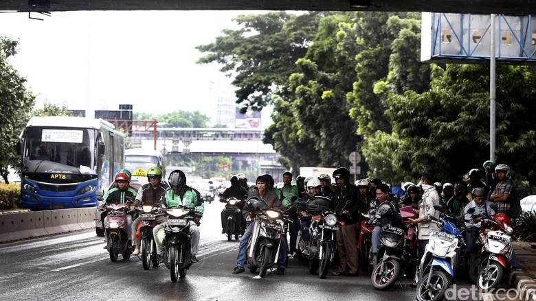 Hujan, Pemotor Berteduh di Kolong Jembatan Hujan mengguyur kawasan Senayan, Jakarta, Jumat (4/3/2016) pagi. Hujan membuat banyak pengendara sepeda motor berteduh di kolong jembatan Senayan.