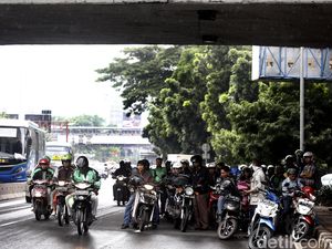 Jangan Nyusahin Orang Lain, Ini Tempat Neduh Pemotor yang Ideal