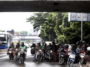 3 Hal yang Wajib Diperhatikan Pemotor saat Musim Hujan