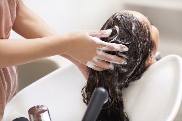 ilustrasi cuci rambut di salon ilustrasi cuci rambut di salon