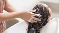 Menemukan rambut yang menjadi lebih rentan dan lebih rapuh dari sebelumnya, itu adalah tanda mulai rusaknya rambut karena kebiasaan perawatan yang berbahaya. (Foto: thinkstock)