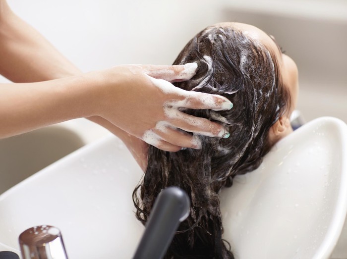 Arteri Leher Tertekan Saat Cuci Rambut di Salon, Elizabeth Kena Stroke