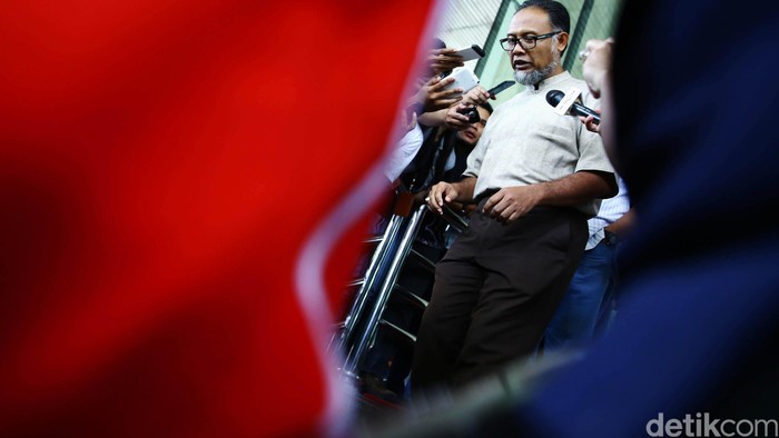 Bambang Widjojanto (BW) menyambangi KPK pagi ini. BW menyambangi KPK seusai kasusnya dideponeering atau dikesampingkan oleh Jaksa Agung HM Prasetyo. Hasan Al Habshy/detikcom.