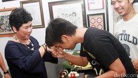 Turut hadir pula, bos Musica Production, Ibu Acin. Pool/Gus Mun/detikFoto.