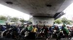 Ketika Pemotor Berteduh di Kolong Jembatan