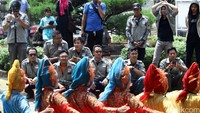 Risers terpukau dengan kelincahan para penari.