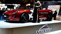 Model beraksi di booth Vredestein di Geneva Motor Show, Swiss.