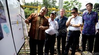 Menhub Ignasius Jonan (dua dari kanan), Dubes AS untuk Indonesia Robert Blake (kanan), Presiden Honeywell Indonesia Alex Pollack (tiga dari kanan), dan Dirjen Perkeretaapian Hermanto Dwiatmoko (dua dari kiri) mendapat penjelasan saat meninjau radar scanner otomatis untuk perlintasan kereta api.