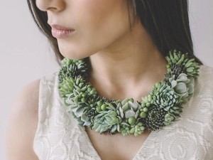 Wanita Ini Ubah Tanaman Hijau Sebagai Aksesori Cantik nan Romantis