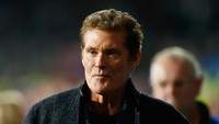 Dunia mengenal aktor David Hasselhoff setelah perannya di film Baywatch. Namun, di tahun 2006 ia pernah ditolak naik pesawat di London karena terlalu mabuk (Getty Imaages)