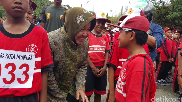 Momen Keakraban Risma Bersama Anak-anak Jayapura