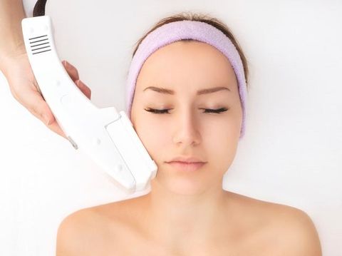 Ilustrasi Perawatan Wajah Young woman receiving laser therapy