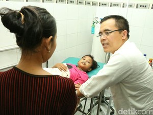 Bupati Azwar Anas Jenguk Korban Selamat Tenggelamnya Kapal Rafelia II