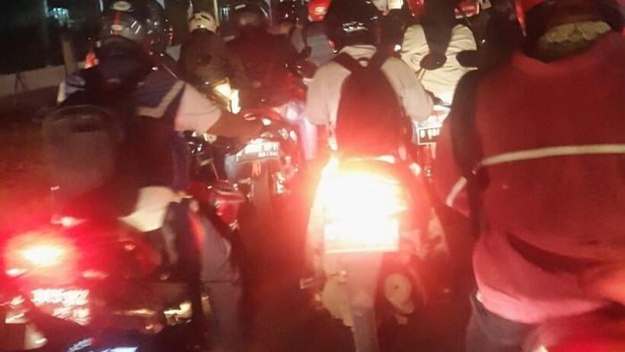 Pedagang Gulali Tewas Tertabrak KRL di Pasar Minggu