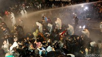 Polisi juga menembakkan water cannon untuk membubarkan demonstran. Reuters/Turgut Engin/Zaman Daily.