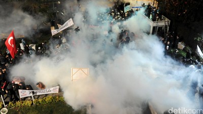 Polisi Bubarkan Demo Tolak Penyitaan Kantor Zaman