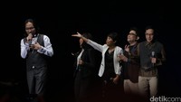 Mereka berduet membawakan hits Keraguan lewat alunan musik bossasnova.
