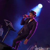 Glenn Fredly, penyanyi yang terkenal berkat tembang-tembang romantisnya seperti Kasih Putih, meninggal dunia pada Rabu (8/4/2020). Tak cuma suara merdunya, gaya khasnya dengan topi fedora juga tinggal kenangan. (Foto: Asep Syaifullah/detikHOT)