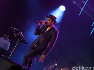 Hikayat Cinta! Glenn Fredly Terbangkan Dewi Perssik di Antara Penghujat
