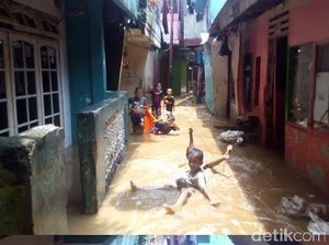 Meski Banjir, Warga Tanah Rendah Kampung Melayu Tetap Happy