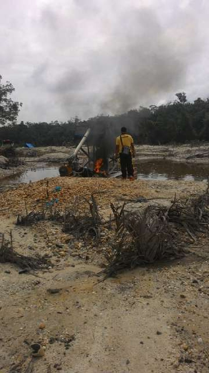 Polisi Bakar Rakit Penambang Emas Ilegal di Kuansing Riau