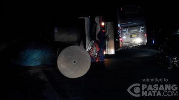 Truk Terguling Bikin Jalur Alas Roban Arah Semarang Macet Total