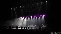 Masuk ke babak akustik, band kelahiran 2007 itu menyanyikan Sebuah Rahasia.