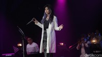 Setelahnya, muncul sosok perempuan berambut ombre ungu yang tidak lain adalah Isyana Sarasvati.
