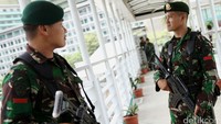 Dua prajurit TNI berjaga di jembatan penyeberangan orang di kawasan Bundaran Hotel Indonesia.