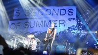 Band asal Sydney, Australia, 5 Seconds of Summer sukses gelar konser bertajuk Sounds Live Feels Live di ICE BSD City, Tangerang, Sabtu (5/3/2016). Reno Hastukrisnapati/detikFoto.