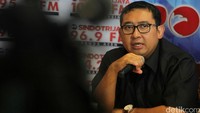 Wakil Ketua DPR Fadli Zon meminta Presiden Joko Widodo mengakhiri kegaduhan yang terjadi di kabinetnya.