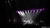 Terakhir, hits Di Balik Hari Esok menutup penampilan Pee Wee Gaskins. 