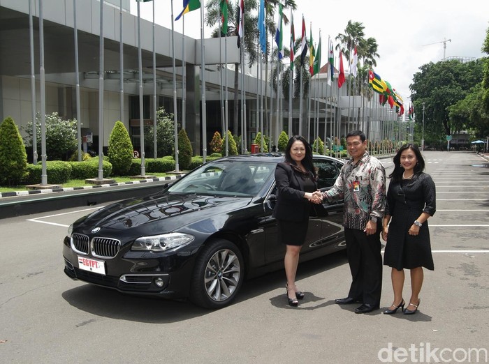 BMW Serahkan 21 Unit Seri 5 Diesel untuk Mobil KTT OKI