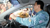Gubernur DKI Jakarta Basuki T Purnama (Ahok) menjajal mobil Blue Bird di halaman Rusun Pesakih, Jalan Daan Mogot, Duri Kosambi, Jakarta Barat, Sabtu (5/3/2016).