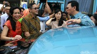Direktur Blue Bird Andre Djokosoetono (dua dari kiri) memberikan penjelasan mengenai kondisi armada yang akan digunakan sebagai sarana pelatihan dasar mengemudi bagi warga Rusun Pesakih.
