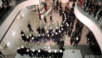 Polisi Turki menyita dan menduduki kantor surat kabar Zaman. Penyitaan ini terkait dukungan Zaman untuk ulama Fethullah Gulen yang selama ini menjadi musuh besar Presiden Recep Tayyip Erdogan. Reuters/Akif Talha Sertturk/Zaman Daily.