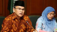 Ketua LKNU Hisyam Said Budairi memberikan keterangan terkait LGBT.