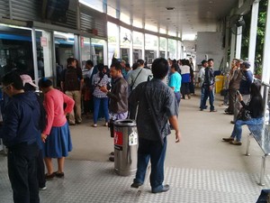 APTB Tak Boleh Masuk ke Dalam Kota, Penumpang Kebingungan di Halte BNN