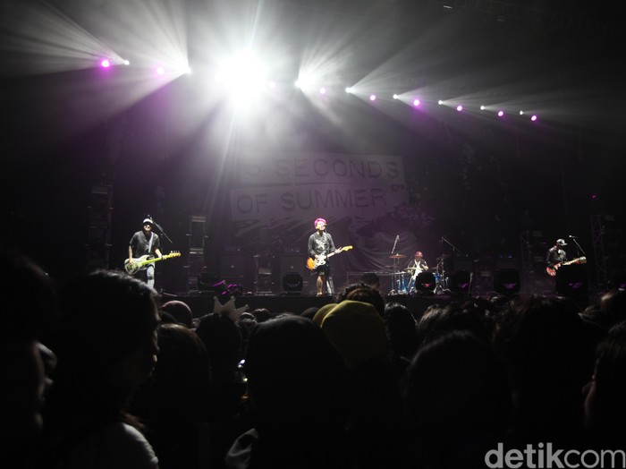 Pee Wee Gaskins Kerja Keras Panaskan Panggung 5SOS Indonesia